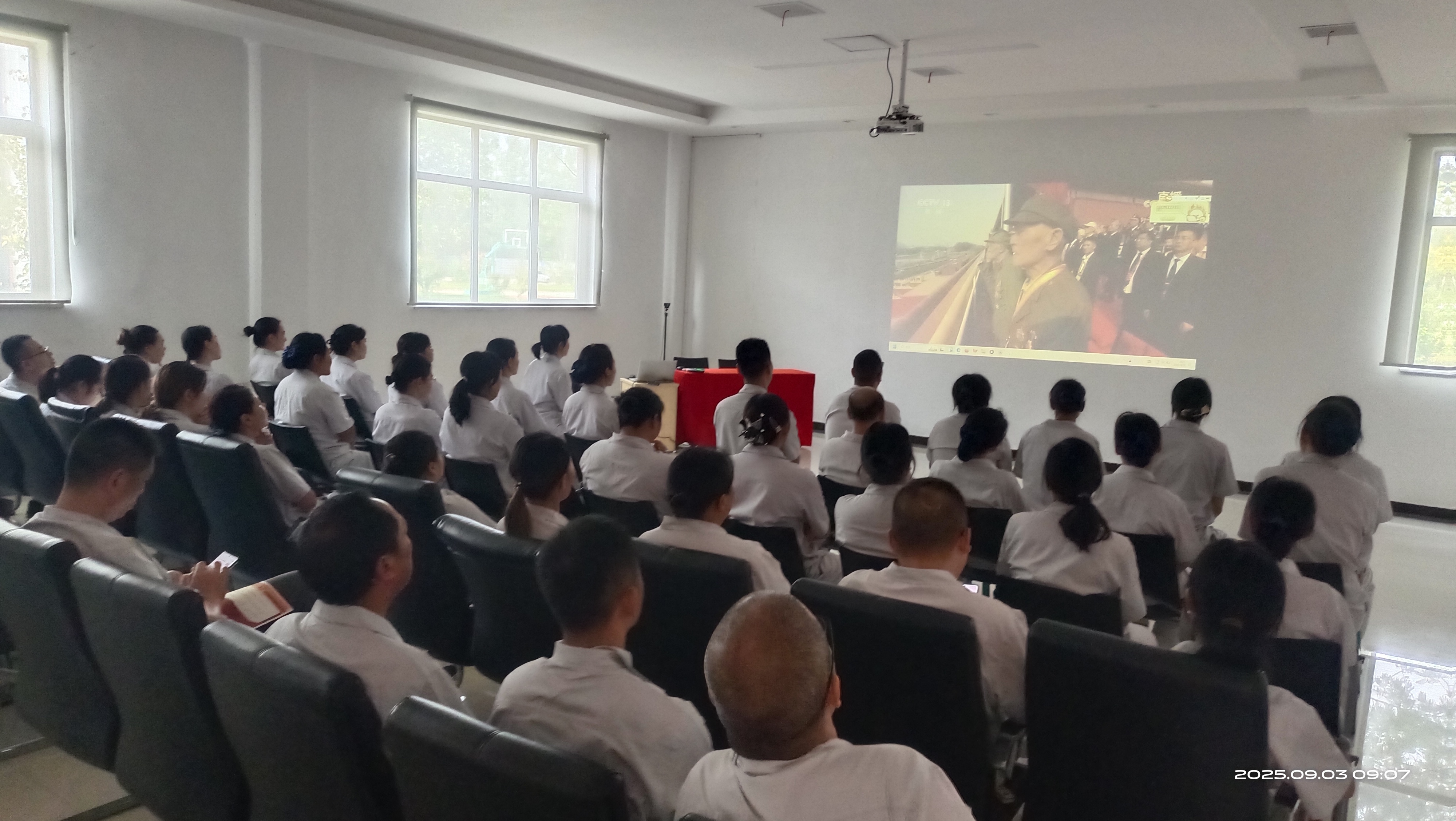 湖北赛恩斯科技股份有限公司组织集中观看抗战胜利80周年阅兵活动